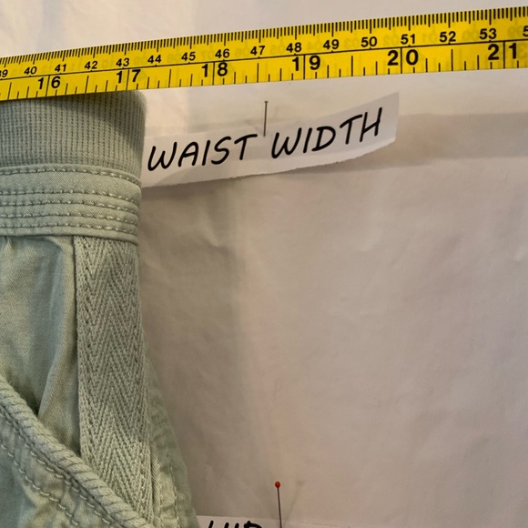 Style & Co. size 12 Khaki green CARGO capris with rushing gathers on legs. - Picture 9 of 10